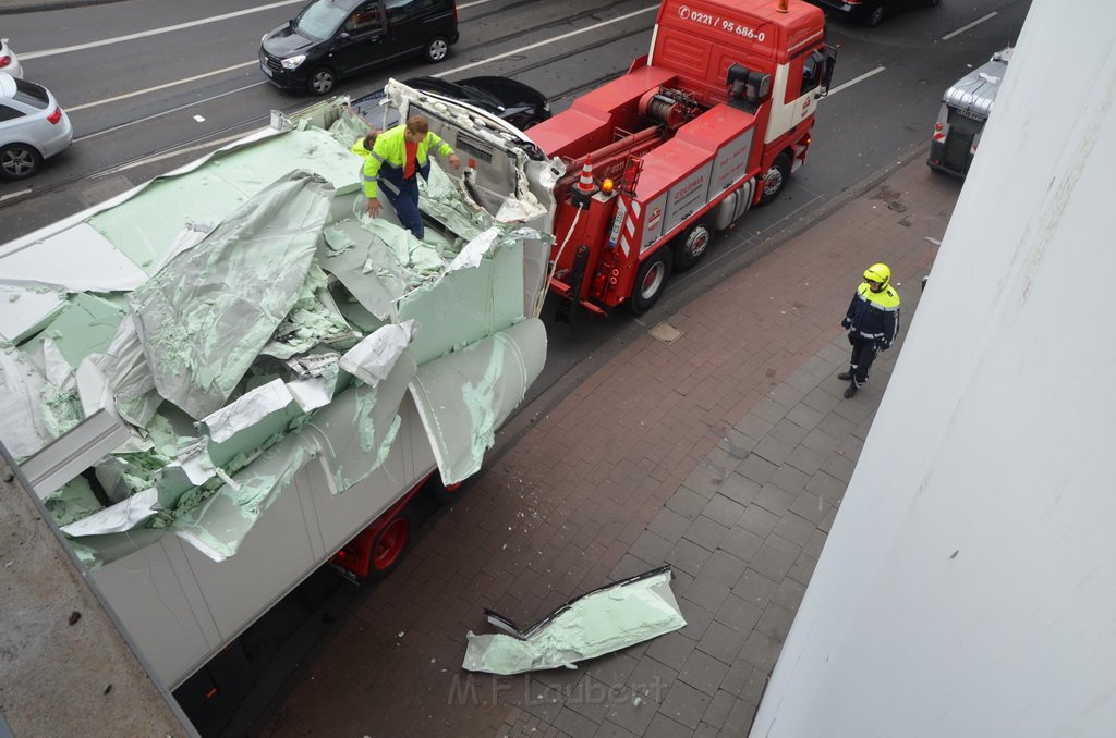 LKW blieb an Bruecke haengen Koeln Deutz Opladenerstr P127.JPG - Miklos Laubert